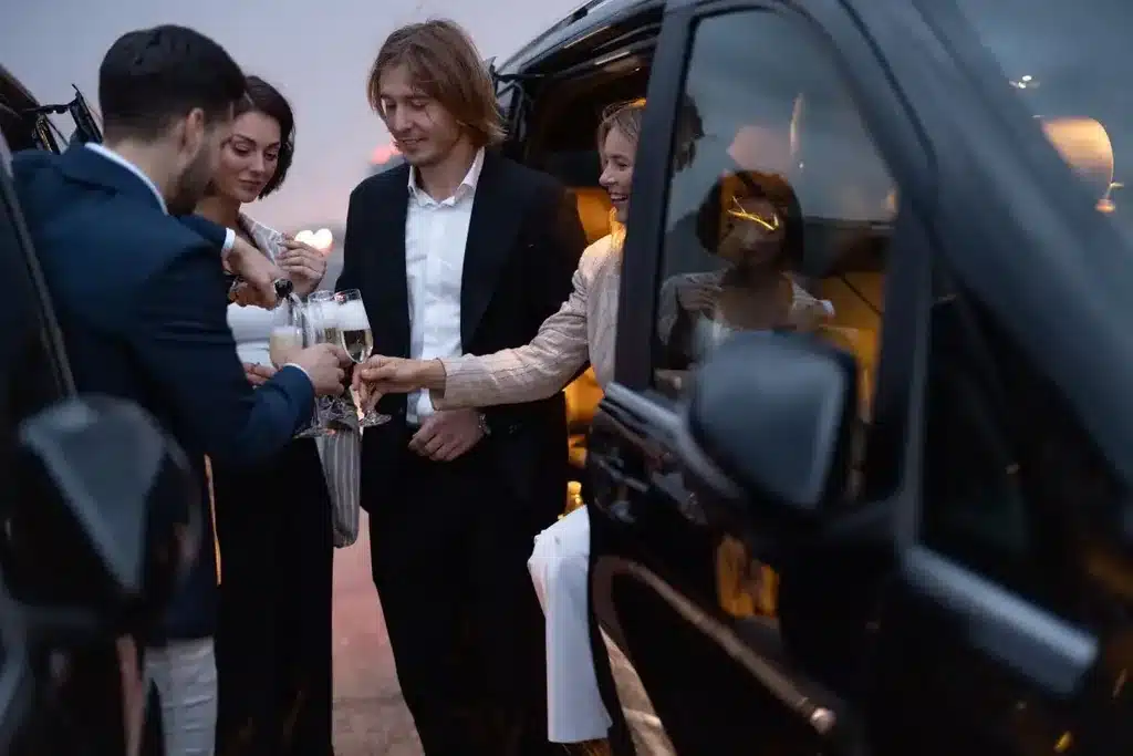 Groupe d'amis qui monte dans le van VTC pour une soirée à Bordeaux
