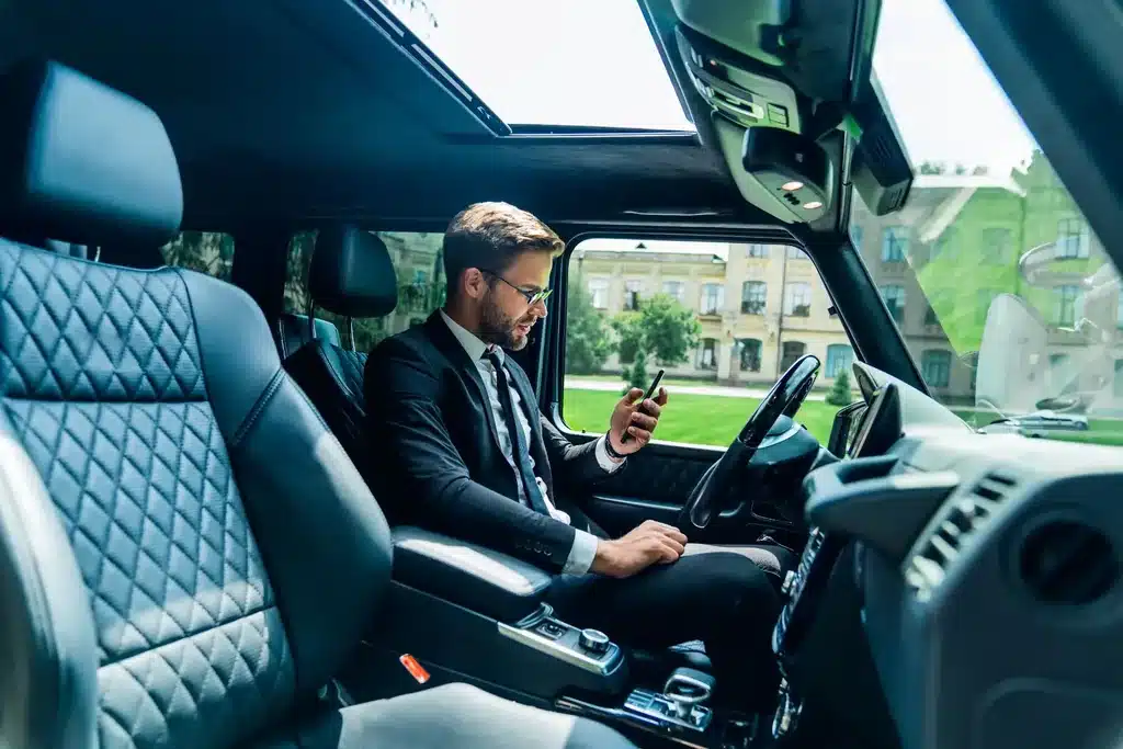 Intérieur cuir du van VTC, passager en rendez-vous d'affaires à Bordeaux
